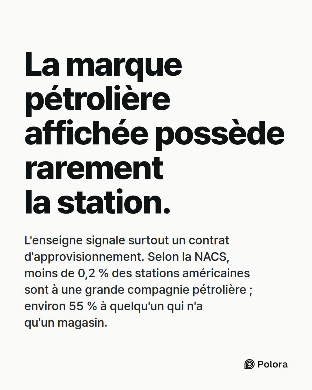 La marque pétrolière affichée possède rarement la station. · L'enseigne signale surtout un contrat d'approvisionnement. Selon la NACS, moins de 0,2 % des stations américaines sont à une grande compagnie pétrolière ; environ 55 % à quelqu'un qui n'a qu'un magasin.
